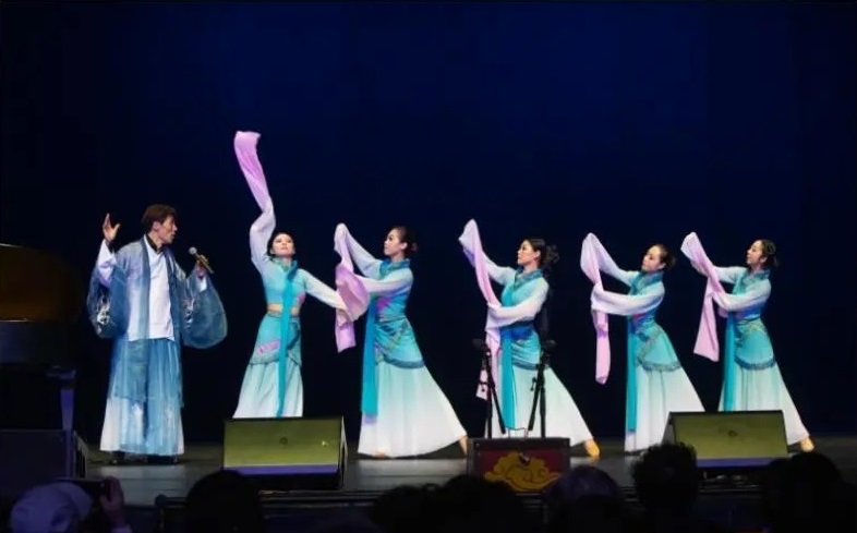 成龍老了，李連杰老了，周星馳也老了，而64歲的他看起來像30歲