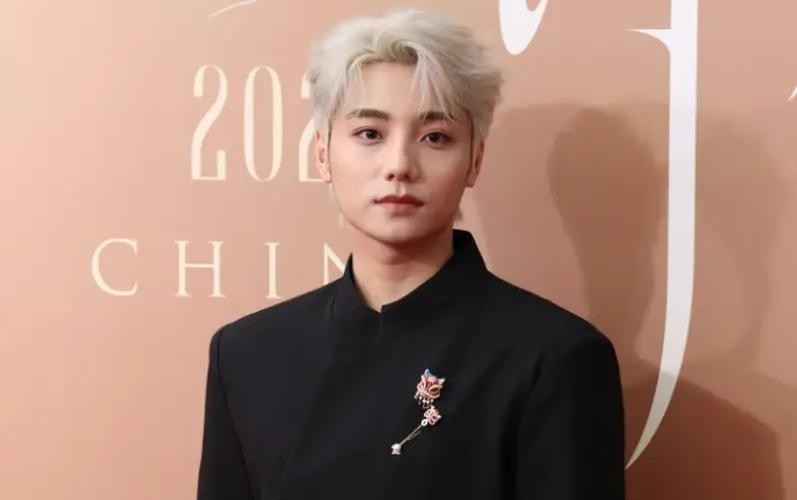 佩爹曬《物質主義者》幕后照 為 “情敵” 美隊拍照