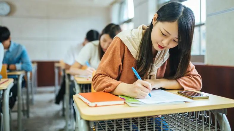 擠進 “夢中養老廠” 的打工人，為啥還是想逃？